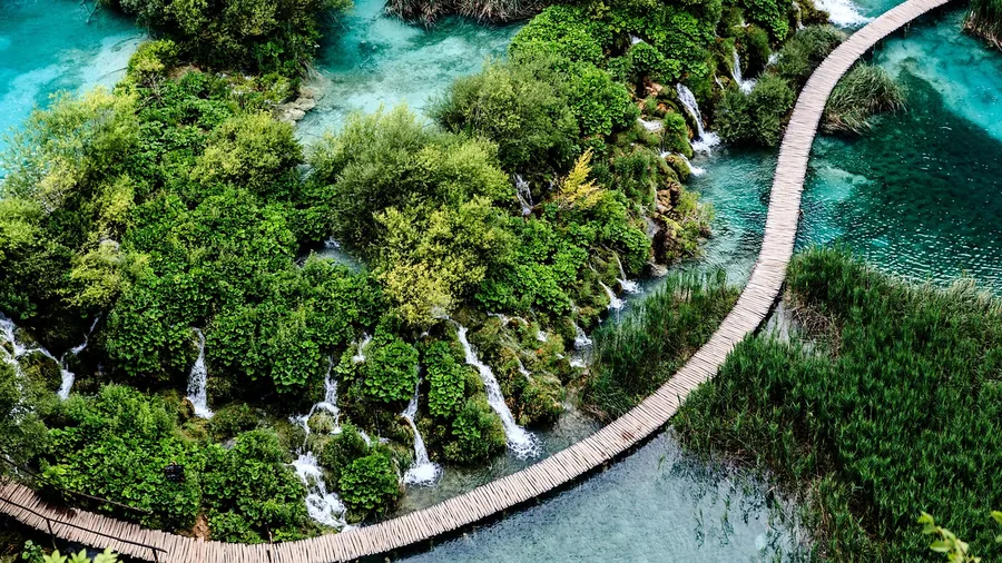 Plitvice's Veliki Slap, Croatia's Boardwalk Fall