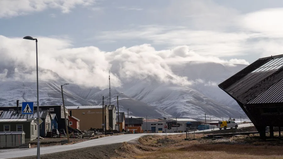 Living in Svalbard | Where It's Illegal to Die 7 No roads connect Svalbard's settlements