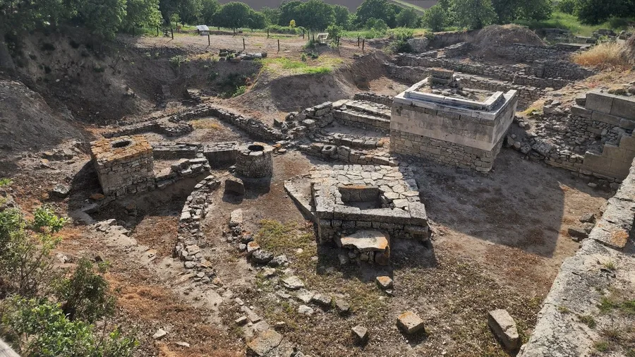 Romans may have torched Celtic town to humiliate the enemy, dig suggests 3 Fire destroyed most of the town and two temples